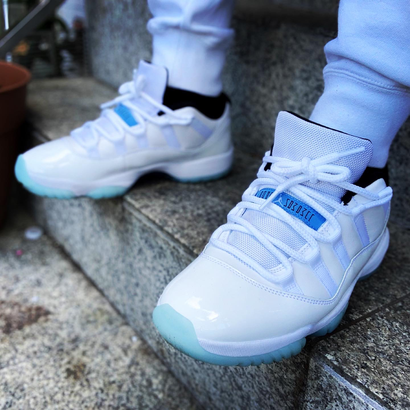 Air Jordan 11 Low Legend Blue